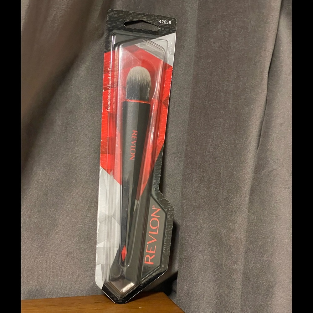 Revlon Foundation Brush NWT! 💄